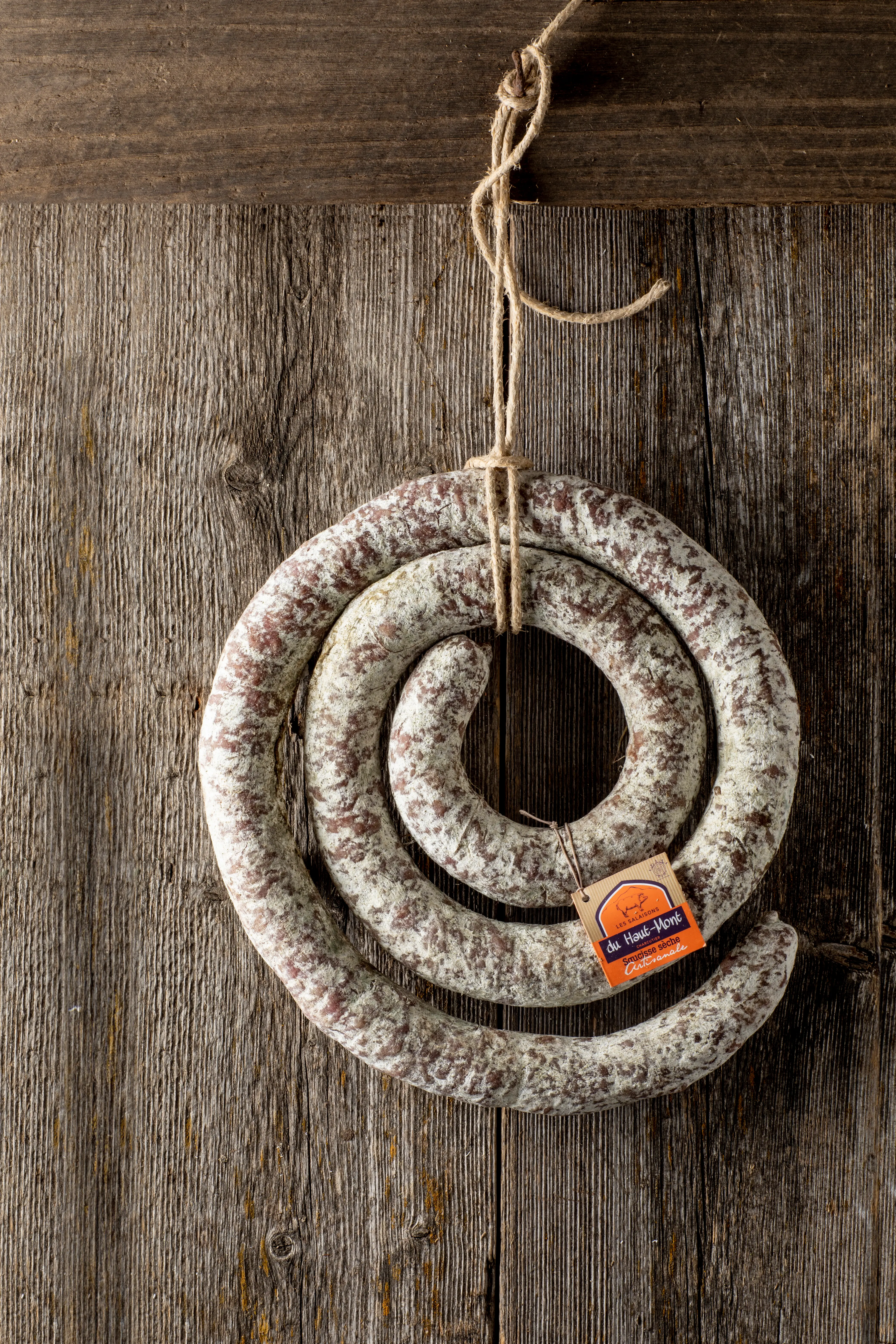 Saucissons secs du Haut-Mont au séchoir, artisanat du Cantal
